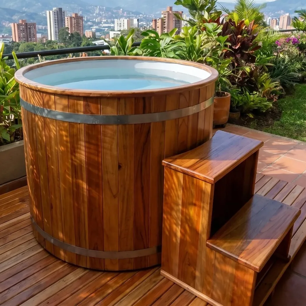 Cold plunge individual de madera con escalera en terraza de ciudad en Colombia