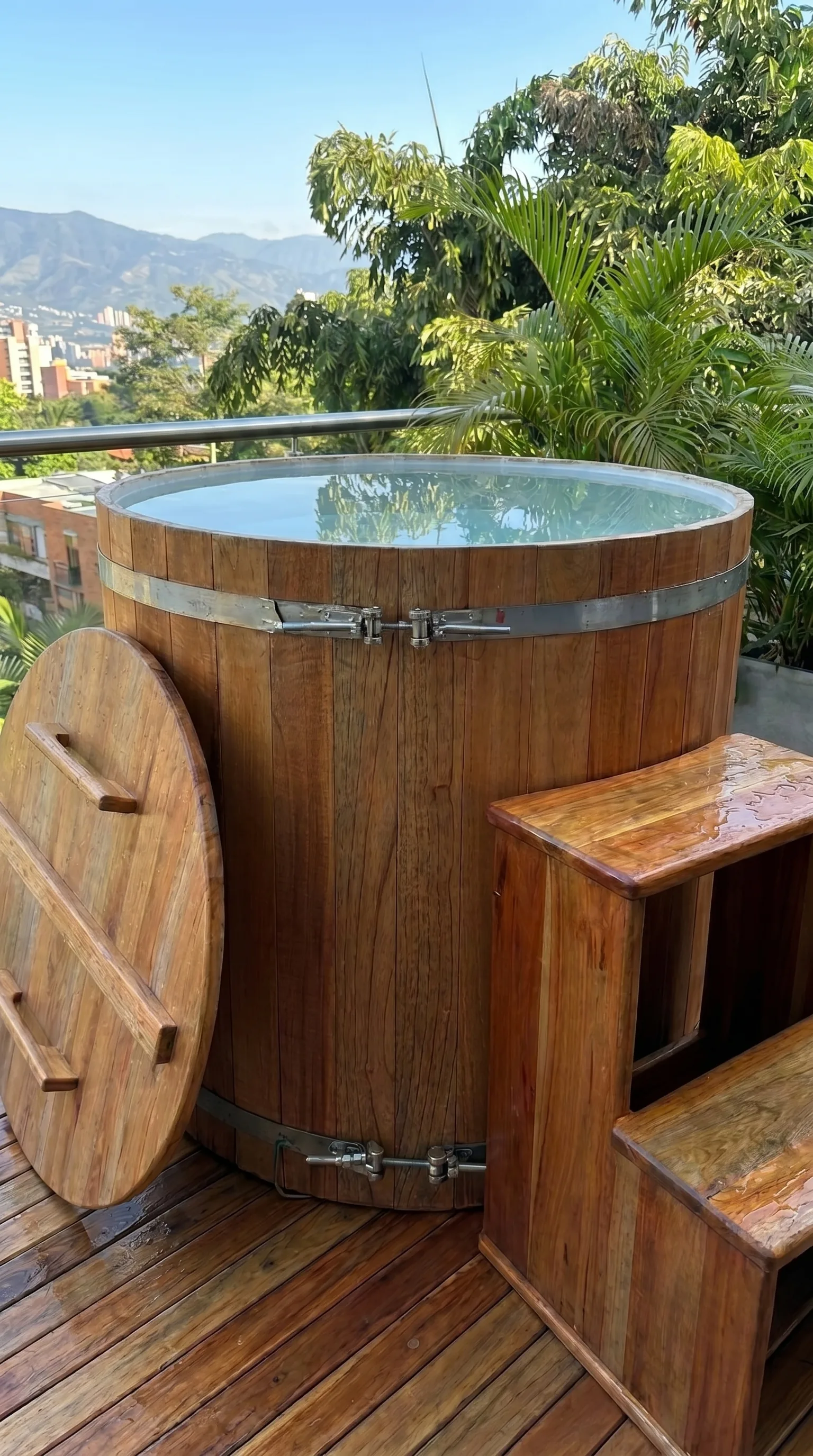 Cold plunge individual en madera con tapa y escalera en terraza urbana en Colombia