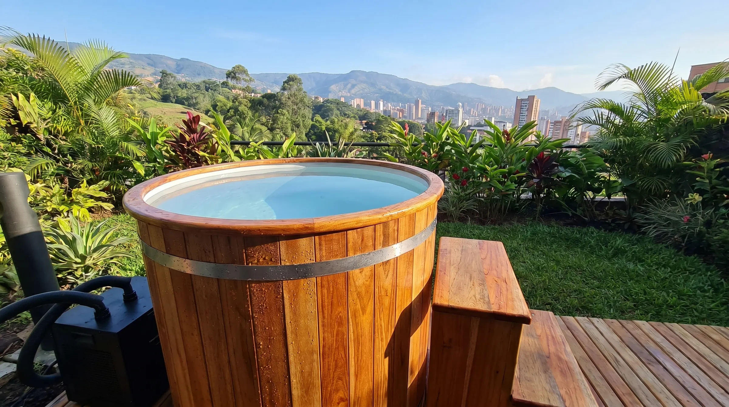 Cold plunge individual en madera con vista urbana desde una terraza en Colombia