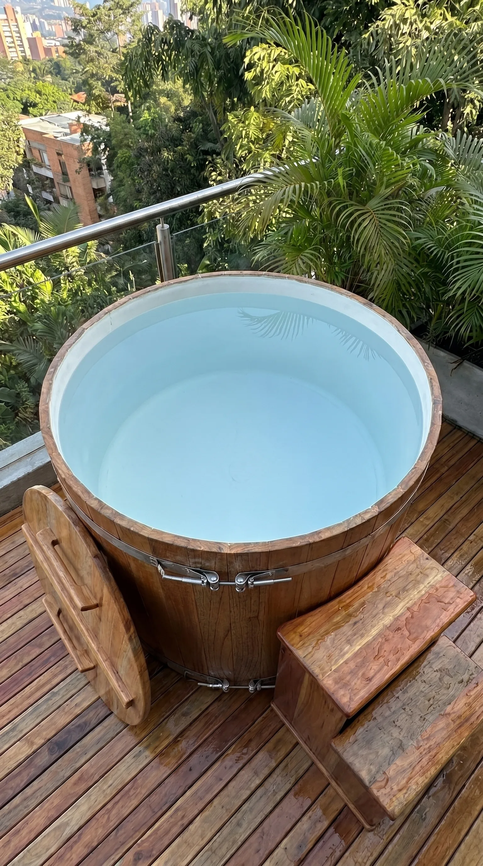 Vista superior de cold plunge individual con agua fría en terraza urbana