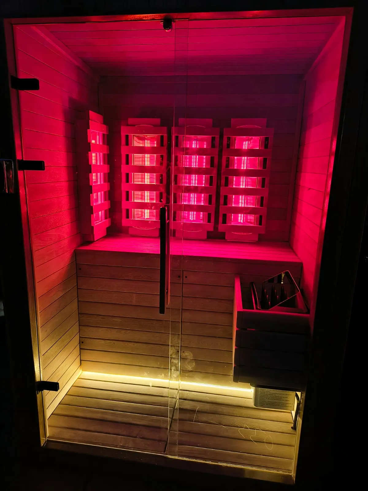 Lámparas infrarrojas encendidas dentro de la cabina