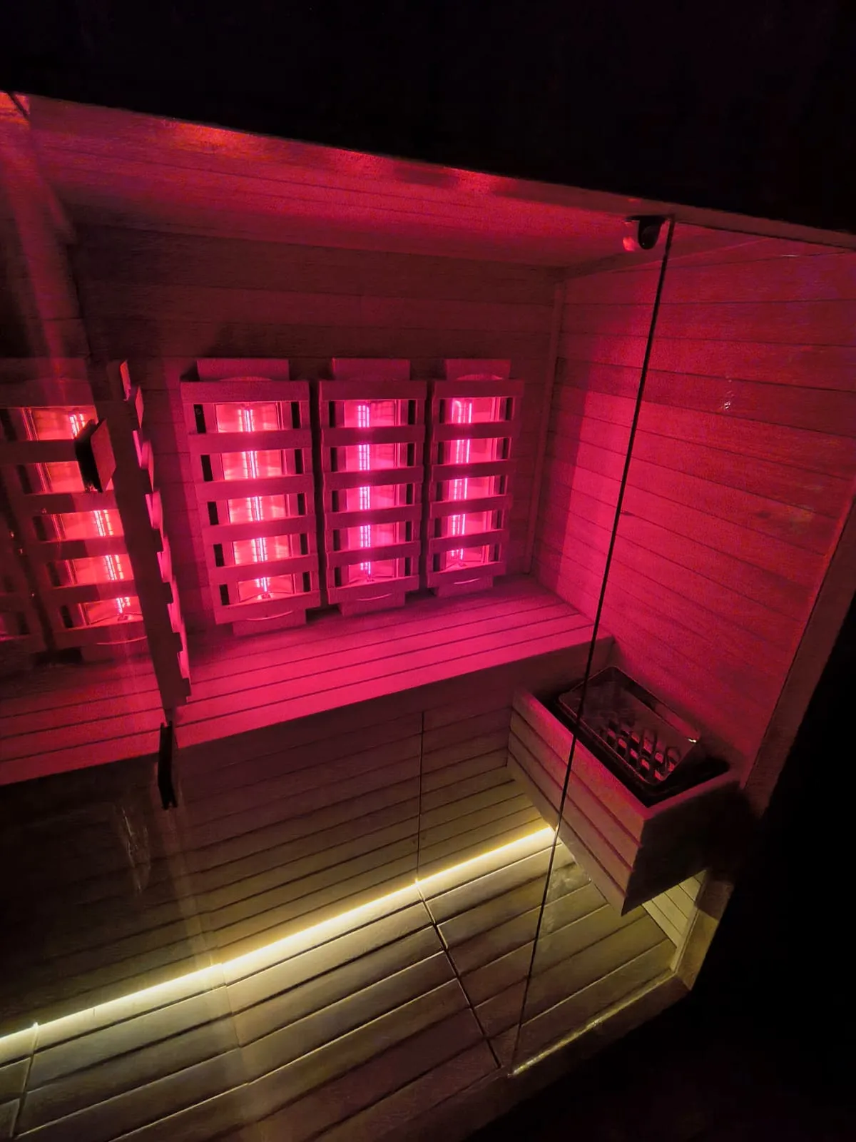 Interior de sauna infrarroja compacta en funcionamiento