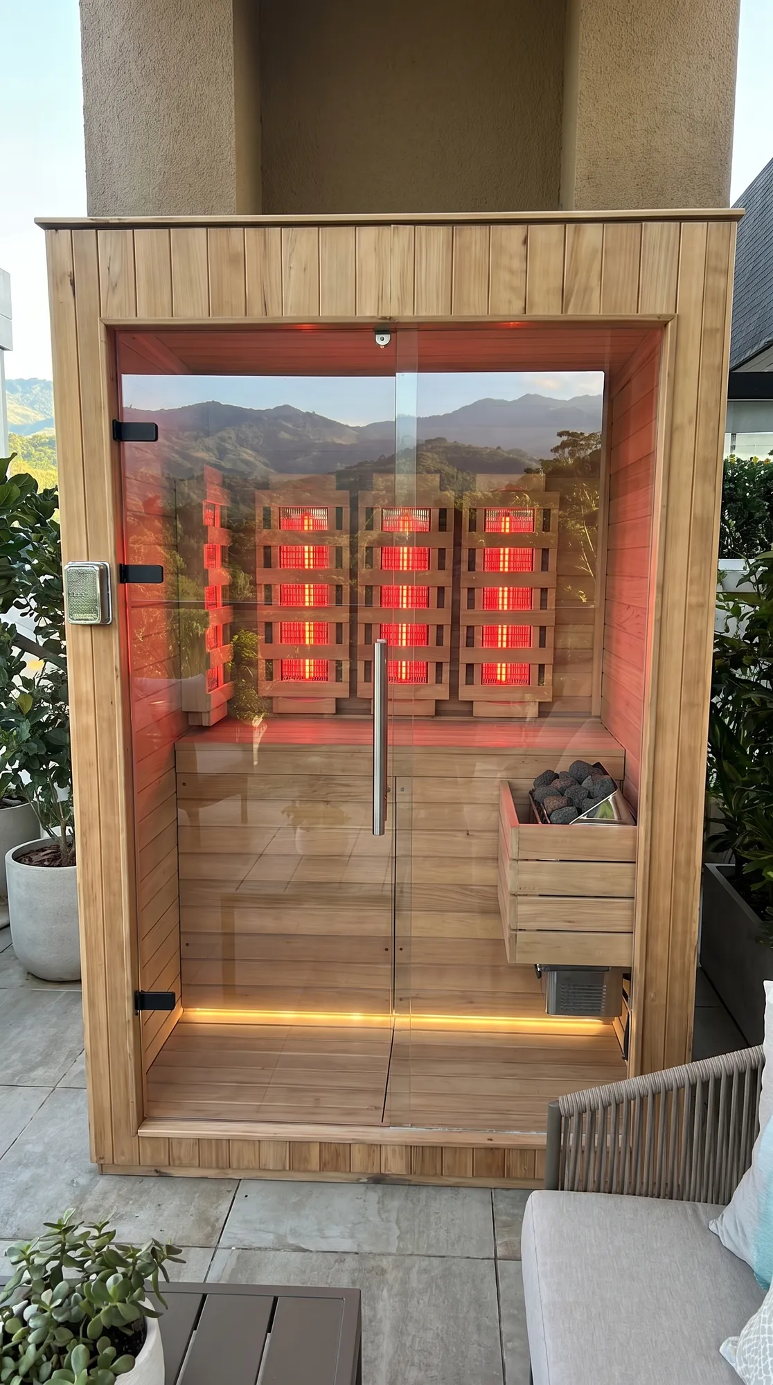 Vista frontal vertical de sauna infrarroja e híbrida para 1 a 2 personas