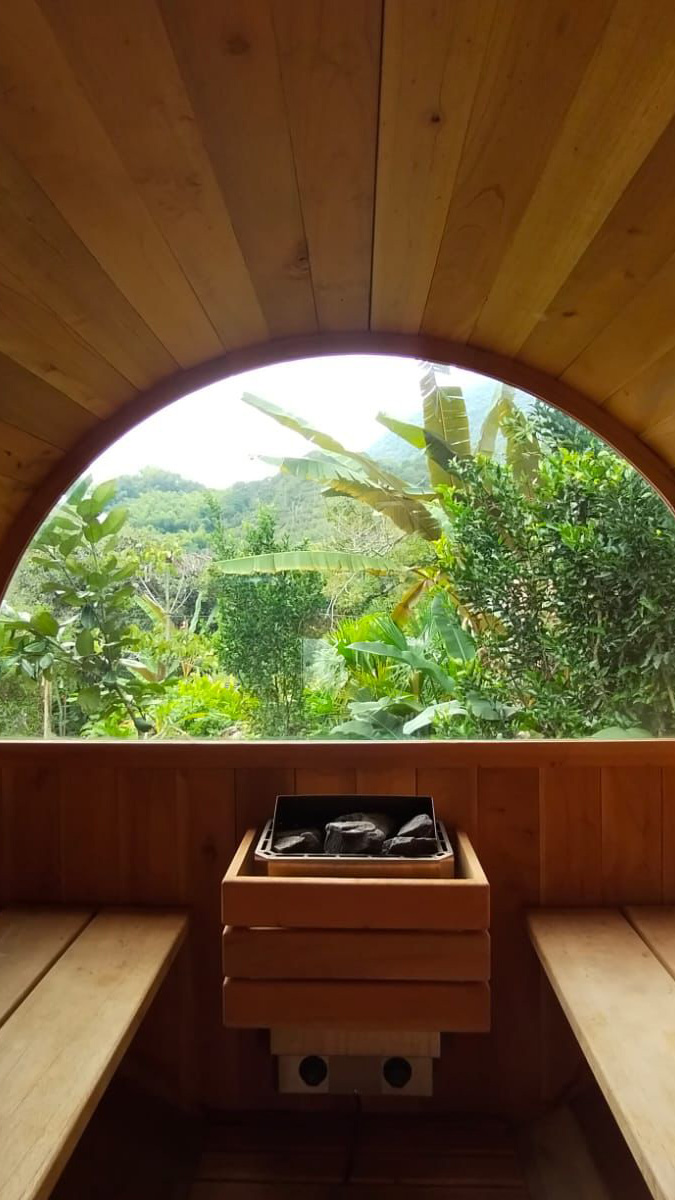 Detalle móvil de sauna barril 4 personas con ventanal media luna